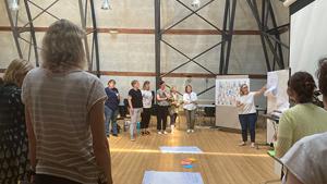 Vortrag vor versammelter Gruppe im Kuppelraum des Hauptgebäudes der Universität Bern.